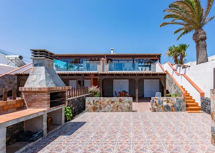 Marina I Beachfront By Holidays 别墅 *